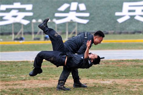 陕西省公安厅举行公安特警反恐处突跨区域拉动演练