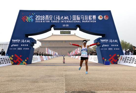2018西安国际马拉松赛鸣枪开跑 三万选手穿越千年西安