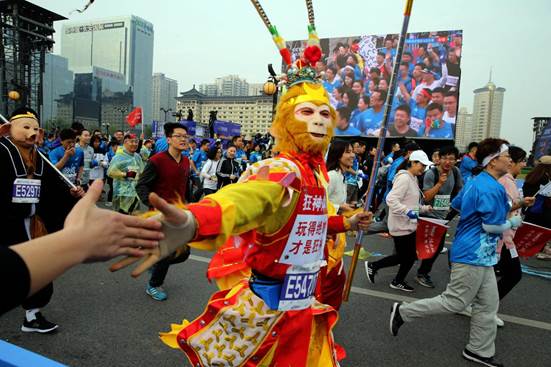 2018西安国际马拉松赛鸣枪开跑 三万选手穿越千年西安