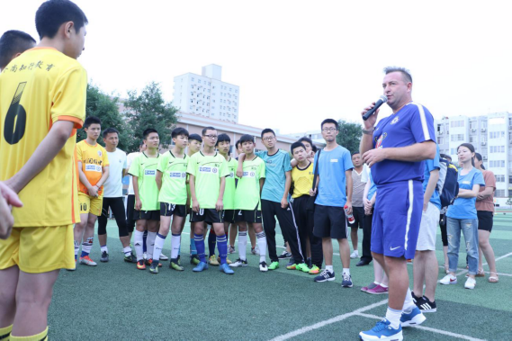 用足球和慈善的力量 改变儿童未来——切尔西足球教练来陕促进农村校园足球文化